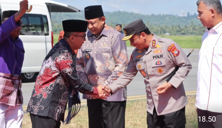 Kapolda Gorontalo Hadiri Penjemputan Menteri Pendidikan Tinggi, Sains, dan Teknologi RI di Bandara Lama Djalaluddin