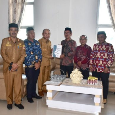 KPU Pohuwato Serahkan LPJ Anggaran Hibah Pilkada Ke Bupati Saipul Mbuinga