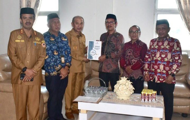 KPU Pohuwato Serahkan LPJ Anggaran Hibah Pilkada Ke Bupati Saipul Mbuinga