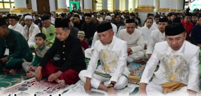 Bupati Saipul A. Mbuinga Bersama Wabup Iwan S. Adam, Laksanakan Shalat Idul Adha 1446 H Di Masjid Agung Baiturrahim Pohuwato