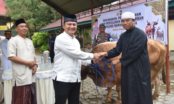 Berkah Idul Adha, Polres Morowali Utara bagikan daging Qurban