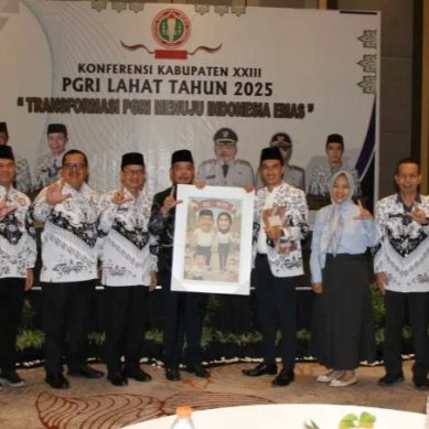 Bupati Lahat Didampingi Wabup Secara Resmi Buka Konferensi kerja Persatuan Guru Republik Indonesia (PGRI) XXIII Periode