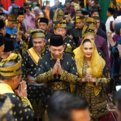 Kapolri Terima Anugerah Adat Ingatan Budi dari LAM Riau: Simbol Kehormatan, Amanah Moral, dan Komitmen Kebangsaan