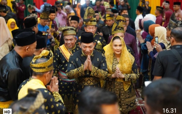 Kapolri Terima Anugerah Adat Ingatan Budi dari LAM Riau: Simbol Kehormatan, Amanah Moral, dan Komitmen Kebangsaan