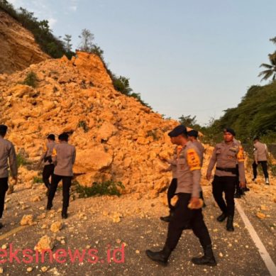 Brimob Gorontalo Atasi Longsor di Jalan GORR