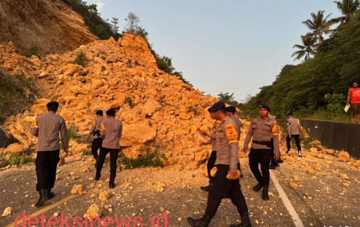 Brimob Gorontalo Atasi Longsor di Jalan GORR