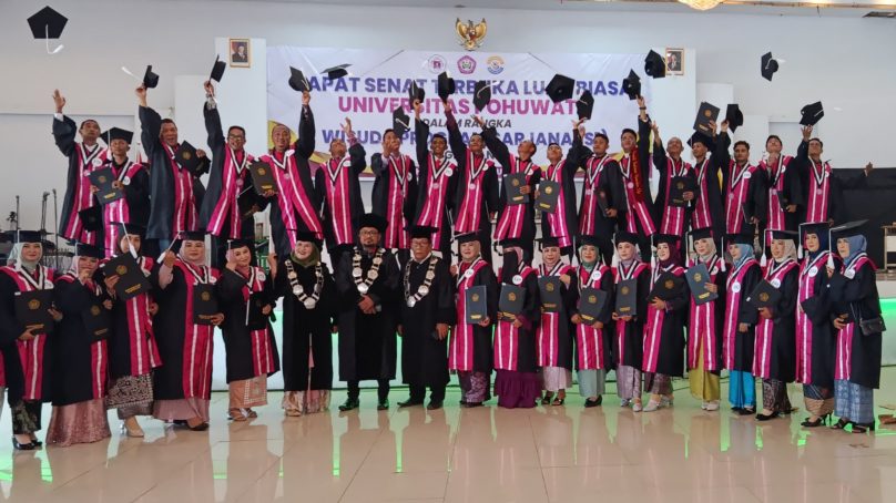 322 Wisudawan Universitas Pohuwato Resmi Sandang Gelar Sarjana