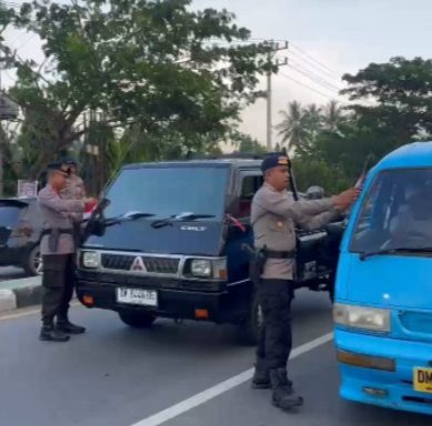 Satbrimob Polda Gorontalo Pasang Dan Bagikan Bendera Merah Putih Ke Masyarakat