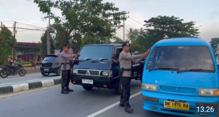 Satbrimob Polda Gorontalo Pasang Dan Bagikan Bendera Merah Putih Ke Masyarakat