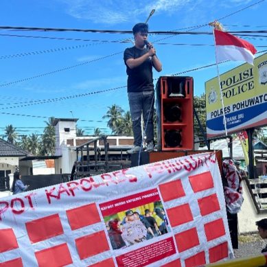 Aksi Aliansi Mahasiswa Peduli Lingkungan di Mapolres Pohuwato,  Kartu Merah untuk Kapolres