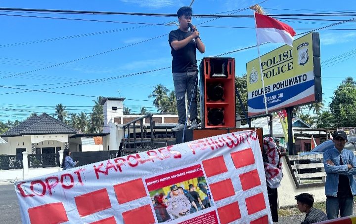 Aksi Aliansi Mahasiswa Peduli Lingkungan di Mapolres Pohuwato,  Kartu Merah untuk Kapolres