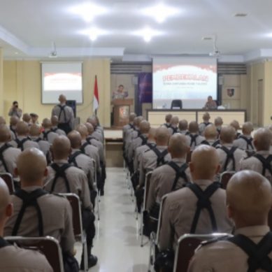 Kapolda Berikan Jam Pimpinan kepada Siswa Diktukba Polri Tahun 2025 di SPN Polda Gorontalo