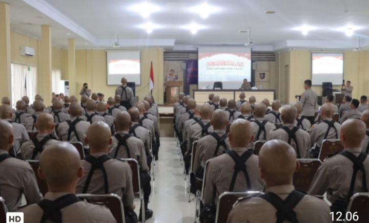 Kapolda Berikan Jam Pimpinan kepada Siswa Diktukba Polri Tahun 2025 di SPN Polda Gorontalo