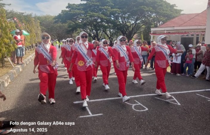Ikuti Lomba Gerak Jalan, TP-PKK Desa Molsel Tampil Menghibur