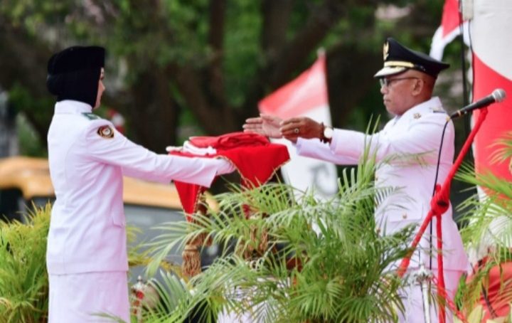 Penurunan Bendera HUT Proklamasi RI, Wabup Iwan Adam Inspektur Upacara