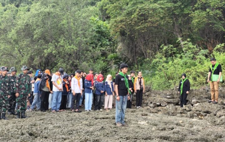 HUT Proklamasi RI, Ratusan Anggota Mapala Berkumpul Di Pantai Oluhuta