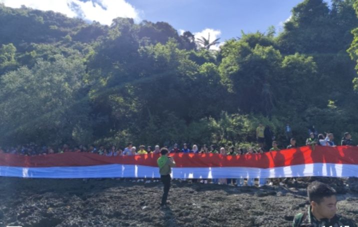 Hari Kemerdekaan RI, Ratusan Anggota Mapala Bentangkan Bendera  Merah Putih 80 Meter