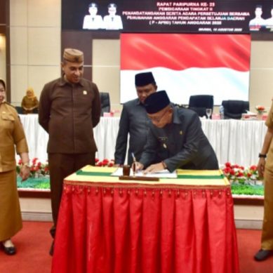 Persetujuan P-APBD 2025 Di Tandatangani Wabup Iwan Adam