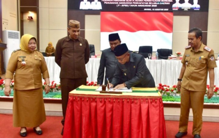 Persetujuan P-APBD 2025 Di Tandatangani Wabup Iwan Adam