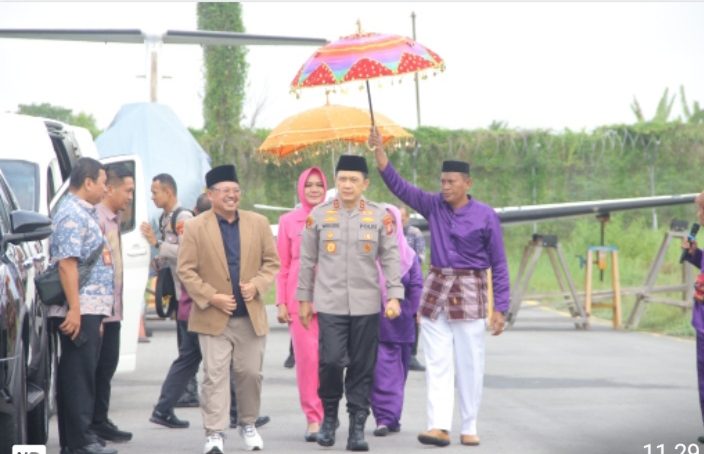 Kapolda Gorontalo Disambut Adat Mopotilolo
