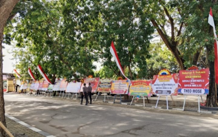 Sambut Kedatangan Kapolda Gorontalo,  Deretan Karangan Bunga Hiasi Mapolda,