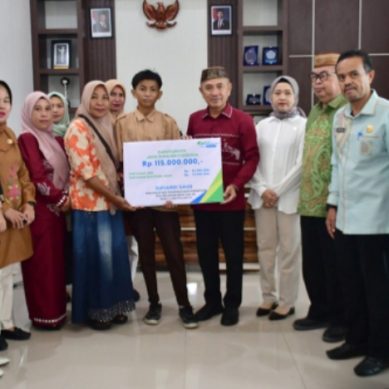 Bupati Pohuwato Secara Simbolis Serahkan Santunan Kecelakaan Kerja Dari BPJS Ketenagakerjaan