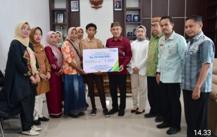 Bupati Pohuwato Secara Simbolis Serahkan Santunan Kecelakaan Kerja Dari BPJS Ketenagakerjaan