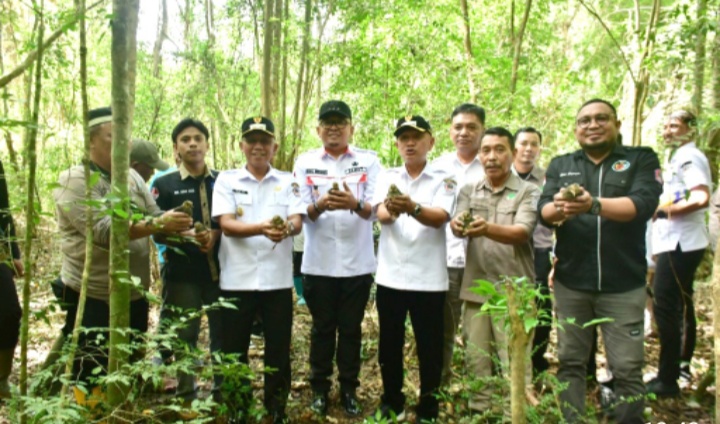 Lestarikan Populasi Satwa Langka, Bupati Melepas Burung Maleo