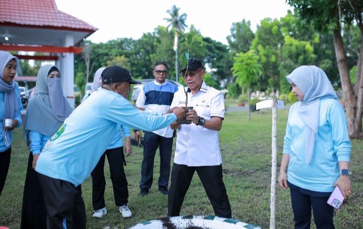 Peringati Gerakan Bersih-Bersih Sedunia,   Pemkab Menggelar Kegiatan Penanaman Pohon Buah