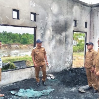 Wabup Iwan Adam Tinjau Kantor Desa Molamahu Yang Terbakar