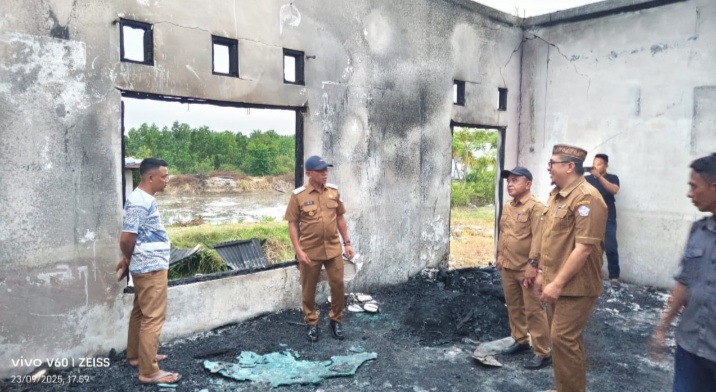 Wabup Iwan Adam Tinjau Kantor Desa Molamahu Yang Terbakar