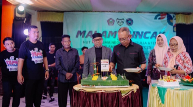Wabup Iwan Adam Hadiri HUT SMAN I Buntulia