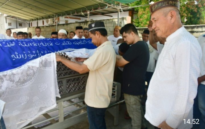 Bupati Pohuwato, Saipul A. Mbuinga Hadiri Prosesi Pemakaman Almarhum “Om Eta”