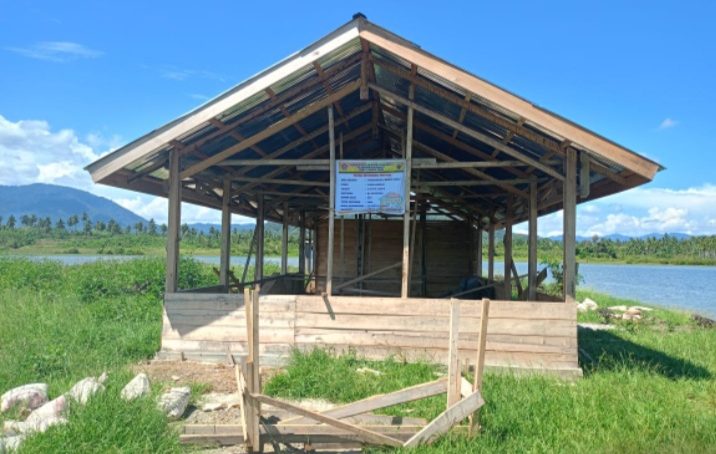 Fantastis… ! Pembangunan Warkop Wisata Danau Desa Telaga Biru Di Bandrol 60 Juta