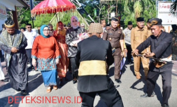 Pemkab Pohuwato Sambut Kajari  Dengan Adat Mopotilolo