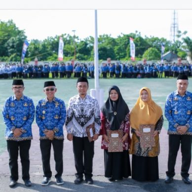 Momen HUT Korpri Dan PGRI, Wabup Iwan Adam Serahkan Sejumlah Penghargaan Dan SK Purna Tugas Guru