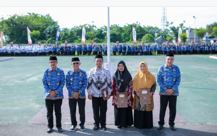 Momen HUT Korpri Dan PGRI, Wabup Iwan Adam Serahkan Sejumlah Penghargaan Dan SK Purna Tugas Guru