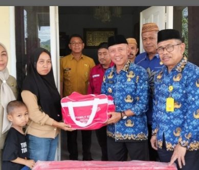 Wabup Iwan Adam Serahkan Bantuan Rehabilitasi Sosial Tumou Tou Manado Kepada Warga Popayato
