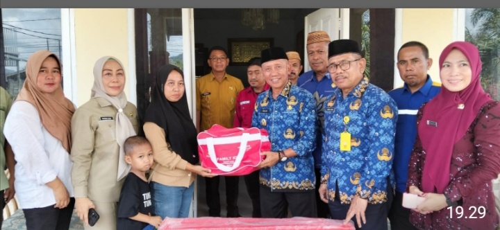 Wabup Iwan Adam Serahkan Bantuan Rehabilitasi Sosial Tumou Tou Manado Kepada Warga Popayato
