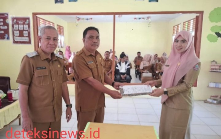Kadis Dikbud Hadiri Sertijab Kepsek SDN 05 Buntulia