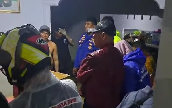 Di Terjang Banjir, Bupati Pohuwato Saipul Mbuinga Tinjau Warga Desa Hulawa