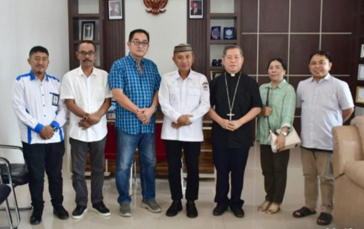 Bupati Pohuwato Terima Kunjungan Uskup Manado