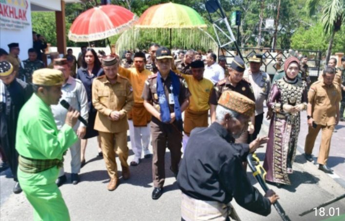 Bupati Pohuwato Sambut  Kajati Gorontalo Dengan Prosesi adat Mopotilolo