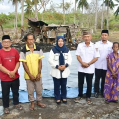 Turlap Ke Desa Palopo, Bupati Saipul Tinjau Langsung Rumah Warga Terbakar