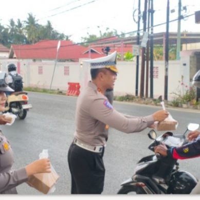 Disangka Razia, Dit Lantas Polda Gorontalo Malah Berbagi Takjil