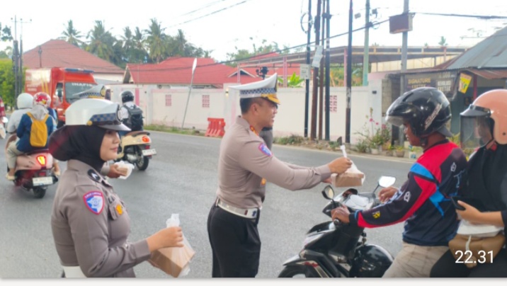Disangka Razia, Dit Lantas Polda Gorontalo Malah Berbagi Takjil