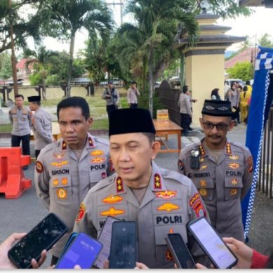 Bulan Suci Ramadhan, Kapolda Gorontalo Bagikan Takjil kepada Pengendara ‎