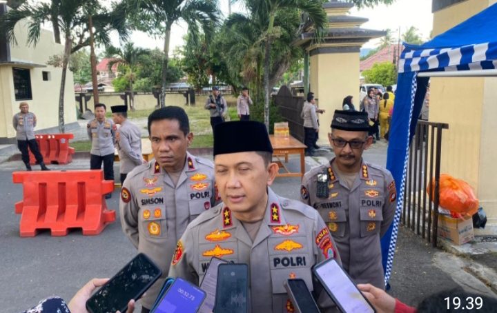 Bulan Suci Ramadhan, Kapolda Gorontalo Bagikan Takjil kepada Pengendara ‎