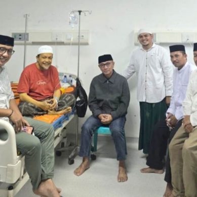 Bupati Saipul Mbuinga Jenguk Ketua MUI Pohuwato di RSUD Aloei Saboe