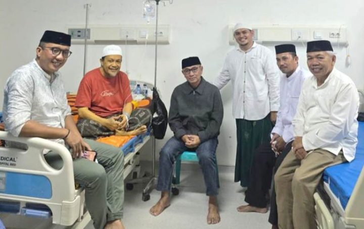 Bupati Saipul Mbuinga Jenguk Ketua MUI Pohuwato di RSUD Aloei Saboe